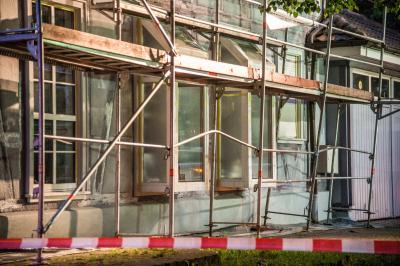 Rudersberg: 88-jaehriger Betrunkener faehrt mehrmals gegen Geruest - Feuerwehr muss mit Drehleiter Geruest abbauen